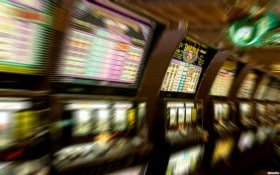Dealer interaktif pada layar ponsel